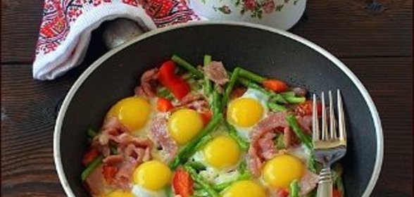 Яичница с перепелиными яйцами, спаржей и беконом