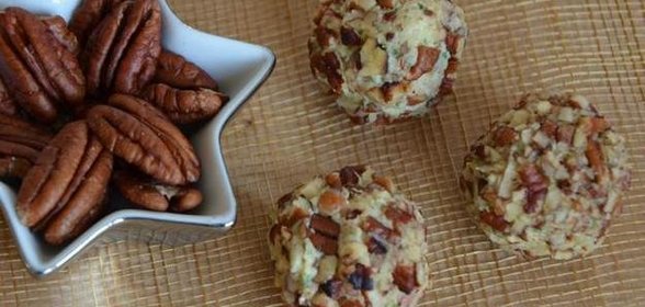 Шарики с сыром чеддер, беконом и орехами пекан