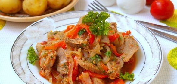 Говядина тушёная в казане с овощами