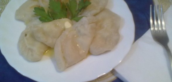 Вареники с картофелем и...с салом и...с луком)))