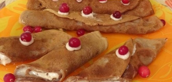 Шоколадные блинные рулетики с клюквенно-манным кремом
