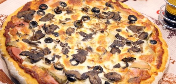 Пицца с колбасой и грибами