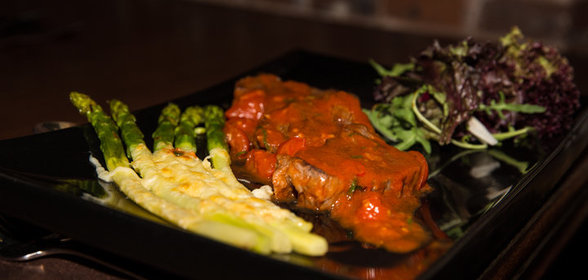 Медальоны из говядины со спаржей