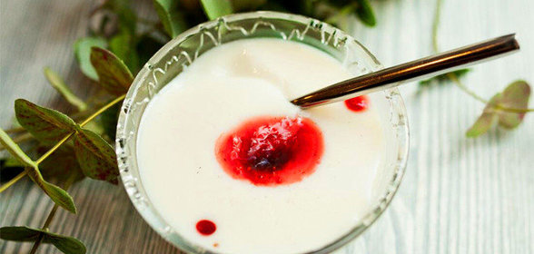 Панакота из мацони с вареньем из ягод