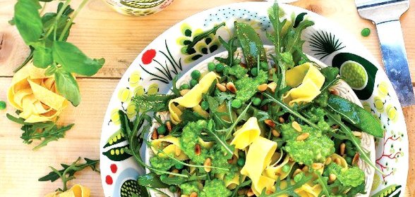 Паста с песто, кедровыми орешками и рукколой