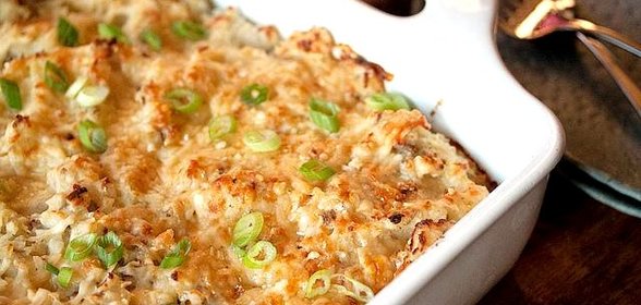 Запеченный картофель с луком, сыром и сметаной