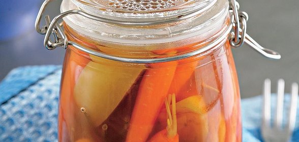 Морковь с фруктами в укропном маринаде