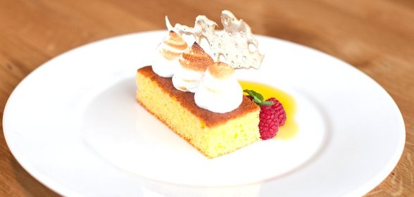 Кекс из поленты с меренгой и карамелью