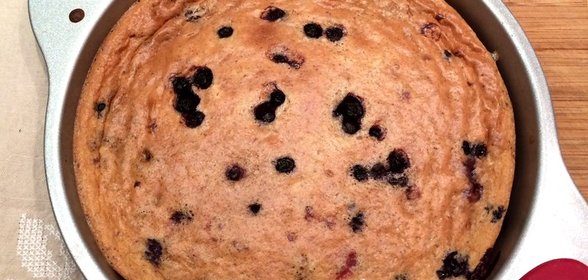 Клафути с замороженными ягодами и кокосовым молоком