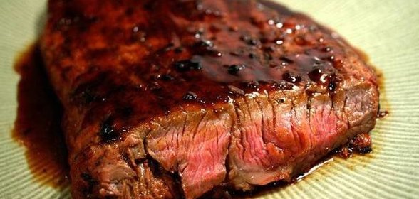 Говяжий стейк в маринаде из горчицы и коричневого сахара