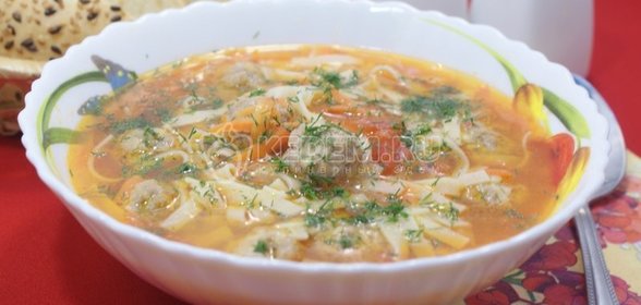 Суп с тефтелями и лапшой