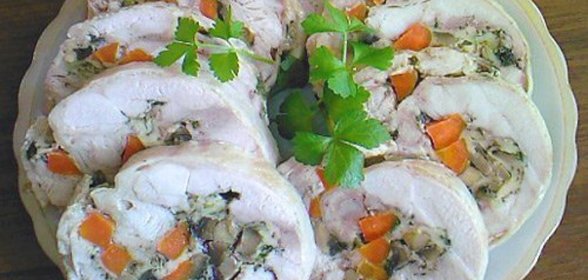 Куриный рулет с грибами и сыром