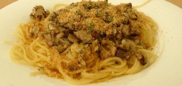 Спагетти с сардинами и сухариками