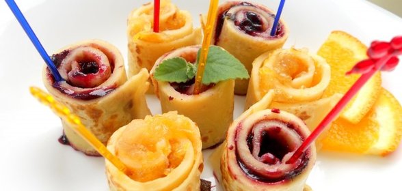 Блинные рулетики с джемом на шпажках