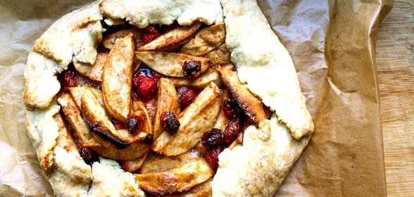 Открытый пирог с брусникой и яблоком