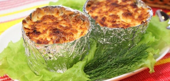 Куриное филе с грибами и сыром в горшочках из фольги