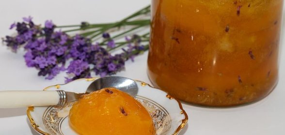 Абрикосы с лавандой