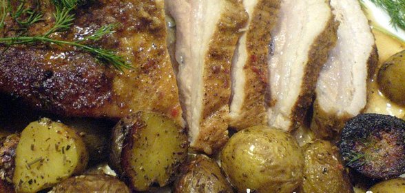 Грудинка свиная, запечённая в пакете, отдельно картофель, и всё под зелёным соусом