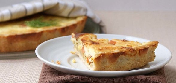 перечный тарт с копченым лососем и карамельным луком