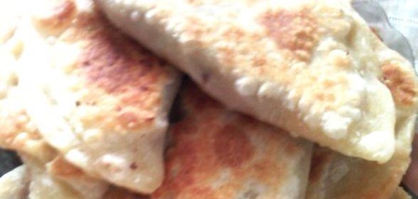 Чебуреки с фаршем и зеленым луком