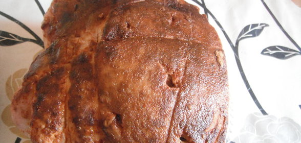 Запеченная грудка индейки, фаршированная грецкими орехами