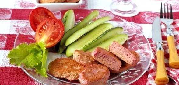 Розовые котлеты со курицей и свёклой