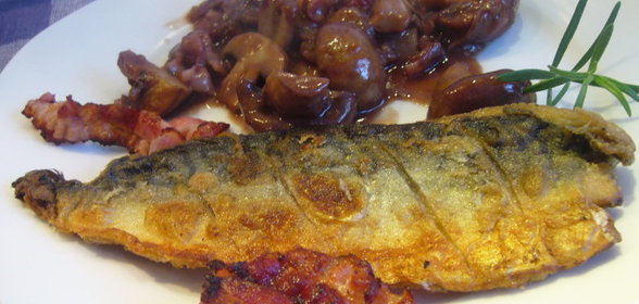 Скумбрия с шампиньонами в вине