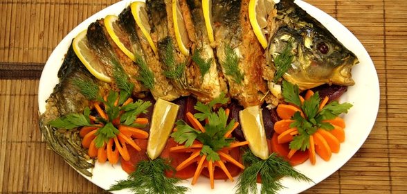 Карп, запеченный с овощами в духовке