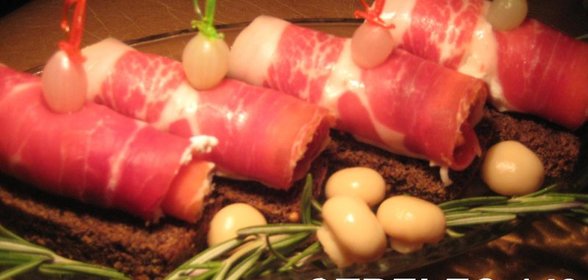 Канапе из Хамона с сыром Рикотта и цукини