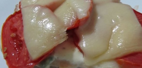 Куриные отбивные, запеченные с помидорами и сыром