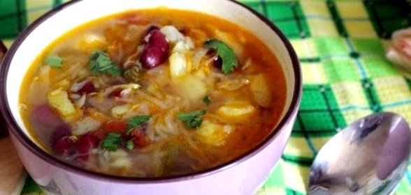 Щи из квашеной капусты с фасолью