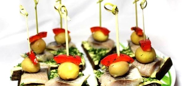 Закуска из черного хлеба с сельдью