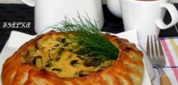 Открытый пирог с копченой курицей и грибами