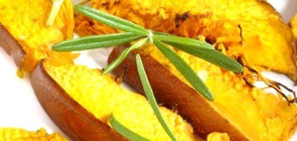 Закуска из печеной тыквы с красным луком и розмарином