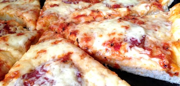 Воздушная пицца с салями и двумя видами сыра