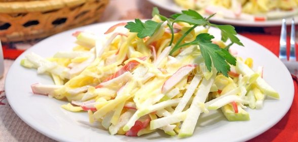 Салат с крабовыми палочками и сыром