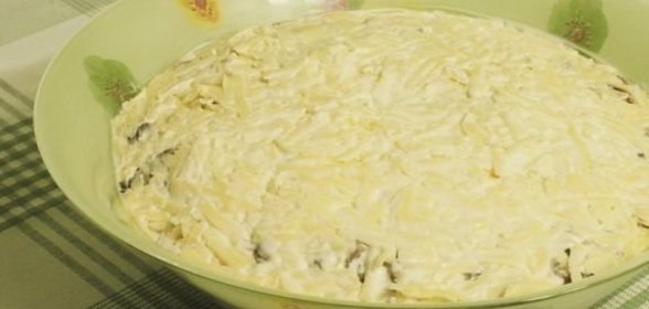 Салат с куриной грудкой, зеленой фасолью, сыром и грибами