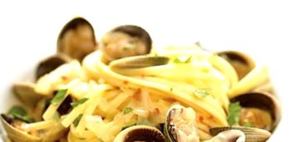 Лапша с белым соусом из моллюсков