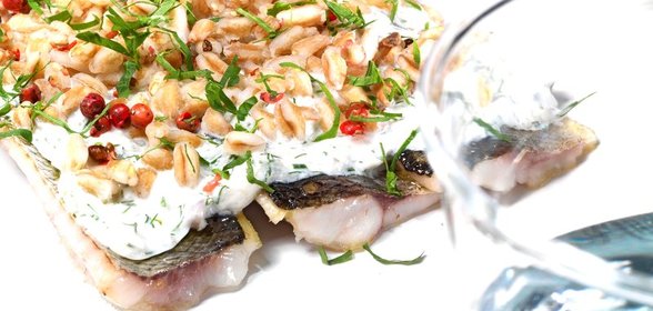 Корюшка с огуречным таратором и полбой