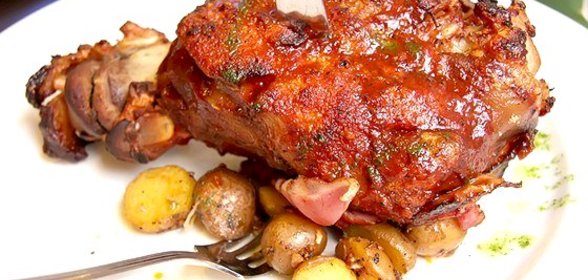 Запеченая свиная нога с яблоками и картофелем