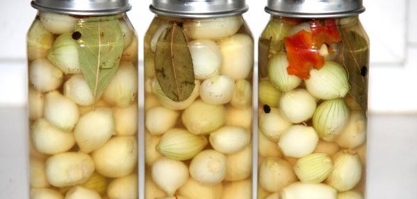Маринованный лук в банках на зиму