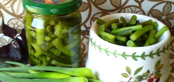 Маринованные стрелки чеснока с базиликом