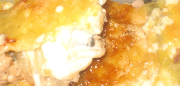 Горбуша под сырно-майонезной и луковой подушкой