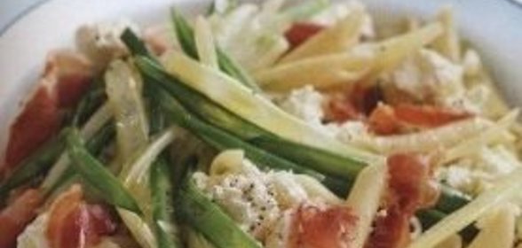 Зеленый салат с гренками