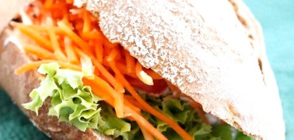 Булочки с морковной начинкой и хумусом