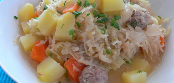 Фрикадельки тушеные с кислой капустой