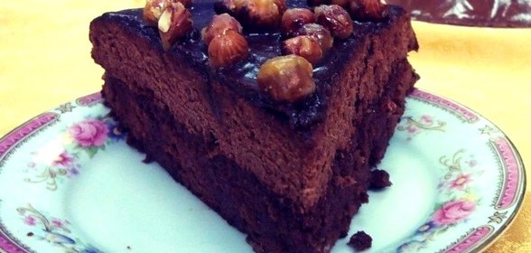 Бисквитный шоколадный торт с карамелизованным фундуком