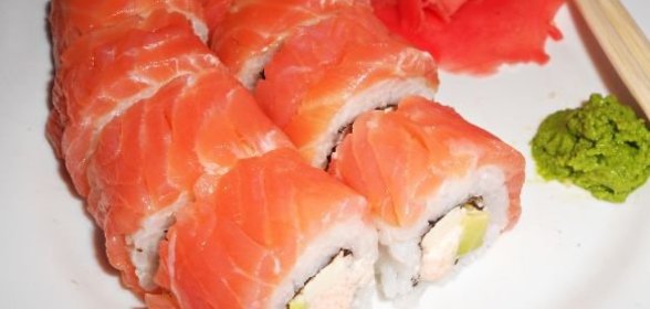 Урамаки-роллы с семгой и икрой мойвы
