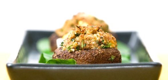 Грибы, фаршированные сыром бри, с зеленью и чесноком