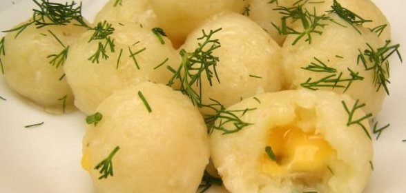 Клецки из отварного картофеля с сырной начинкой